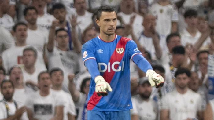DEBUT - Aksi kiper Timnas Indonesia, Emil Audero saat debut bersama Rayo Vallecano melawan Real Madrid pada pekan kelima Liga Spanyol di Stadion Santiago Bernabeu, Minggu (13/9/2026) dini hari WIB. Rayo dihajar Madrid 1-4, tapi Emil lakukan debut cukup apik.