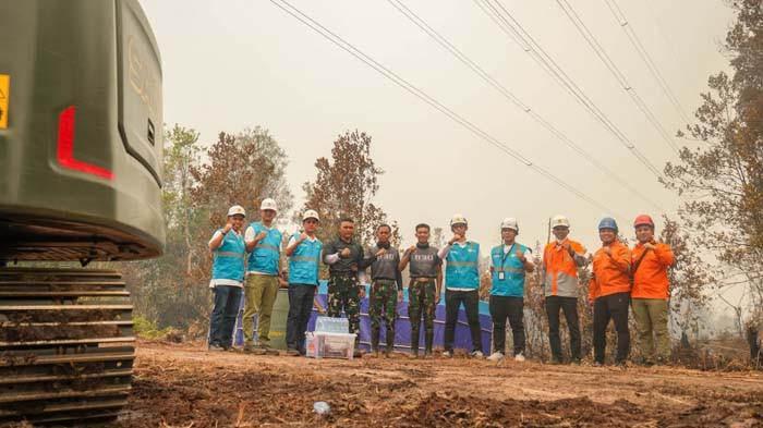 General Manager PLN UIP3B Kalimantan bersama personel PLN dan tim terkait melakukan pengecekan lapangan di area sekitar jaringan transmisi dalam rangka mengantisipasi dampak Karhutla di Kalimantan Tengah