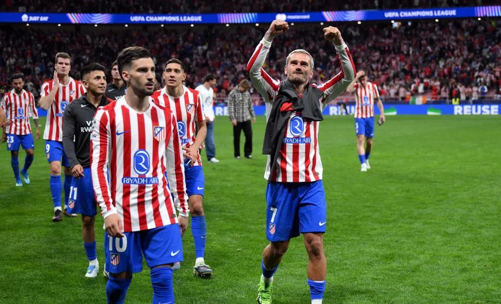 SELEBRASI - Penyerang Atletico Madrid, Antoine Griezmann (kanan) merayakan kemenangan bersama rekan satu tim setelah menyingkirkan Barcelona dan lolos ke semifinal Liga Champions, pada Rabu (15/4/2026) dini hari WIB. Atletico Madrid menang agregat 3-2.