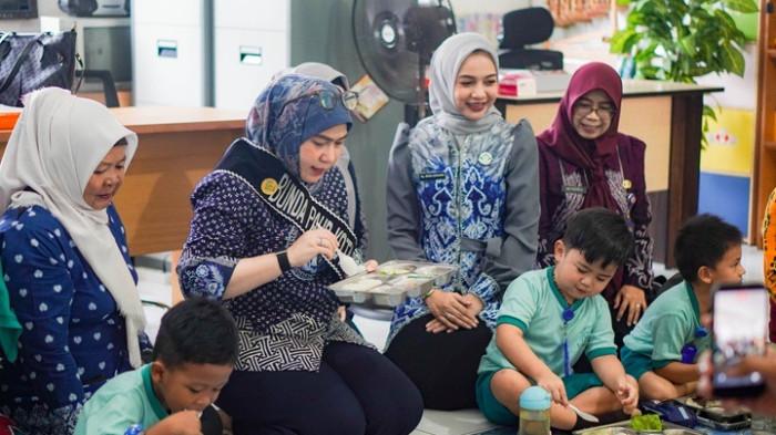 Lisa Halaby melakukan kunjungan ke Satuan Pendidikan Kelompok Belajar (KB) Cita Anak Bangsa 01