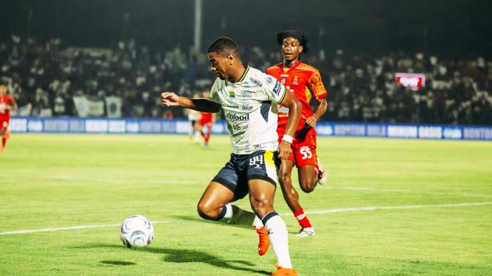PERSIB BANDUNG - Aksi Uilliam Barros di laga Persijap Jepara vs Persib Bandung di Stadion Gelora Bumi Kartini, Jepara, Jawa Tengah, Minggu (20/9/2026)