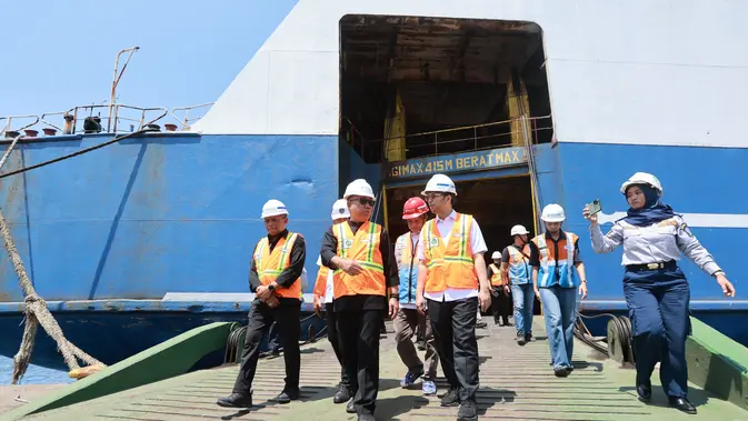 Wakil Gubernur Jawa Timur, Emil Elistianto Dardak tinjau Pelabuhan Ketapang Banyuwangi. (Liputan6.com/ Hermawan Arifianto)