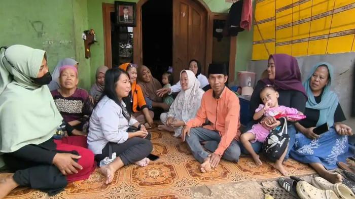 PILKADES SERENTAK BEKASI - Surya (46), seorang pemilah sampah meraih suara terbanyak pada Pemilihan Kepala Desa (Pilkades) Serentak 2026 di Desa Mekarwangi, Kecamatan Cikarang Barat, Kabupaten Bekasi.