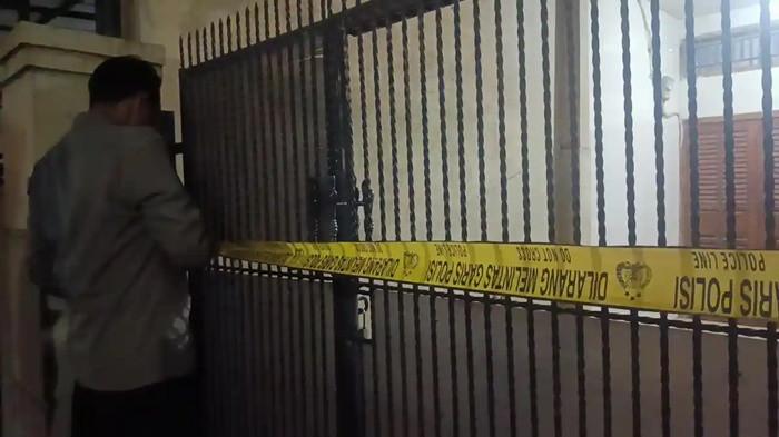 ISTRI DOKTER TEWAS - Potret rumah milik istri dokter di Jalan Raya Pangeran Sutajaya, Desa/Kecamatan Babakan, Kabupaten Cirebon, Jawa Barat, yang ramai didatangi warga dan telah ditempel garis polisi pasca dugaan perampokan berujung kematian seorang perempuan istri dokter tersebut.