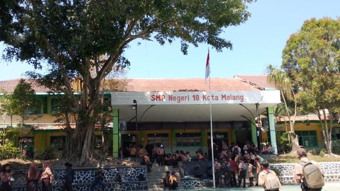 SMPN 18 MALANG – Suasana SMP Negeri 18 Kota Malang, Jawa Timur, Jumat (25/9/2026), setelah mencuat dugaan kekerasan terhadap sejumlah siswa yang diduga dilakukan kepala sekolah. Kasus tersebut tengah dimediasi bersama Dinas Pendidikan Kota Malang dan Pemerintah Kota Malang.