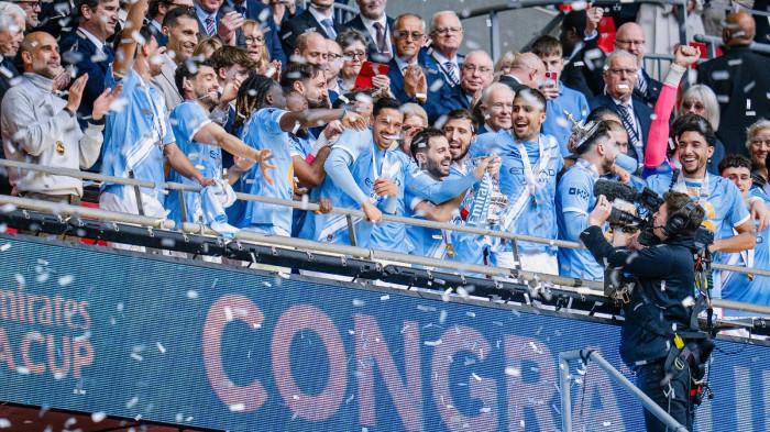 PERAYAAN JUARA - Perayaan para pemain Manchester City saat menjuarai Piala FA 2025/2026 usai kalahkan Chelsea 0-1 pada laga final di Wembley Stadium, London, Sabtu (16/5) malam WIB.