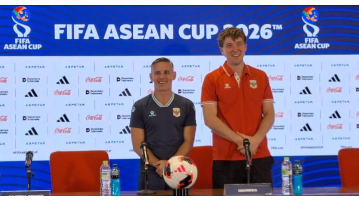BANGGA RAIH KEMENANGAN - Pelatih Timnas Indonesia John Herdman bersama pemainnya Ole Romeny saat melakukan sesi konferensi pers usai mengalahkan Singapura 2-0 pada laga grup A FIFA ASEAN Cup 2026 di SUGBK, Senayan, Jakarta, Jumat (25/9/2026).