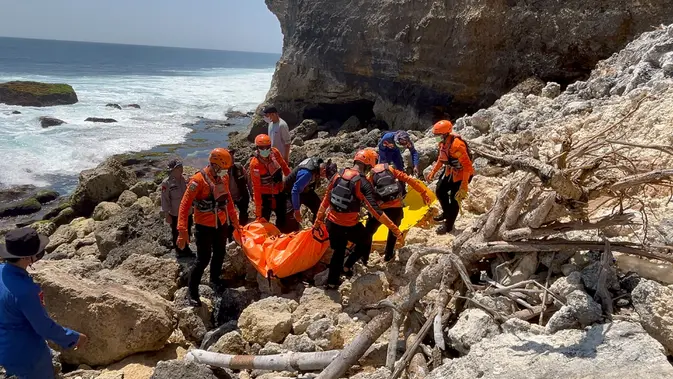 Turis Rusia yang Hilang Ditemukan Tewas di Tebing Mebulu Bali Seorang WNA asal Rusia bernama G Artem (40), ditemukan tewas di sela-sela bebatuan bawah tebing pada Sabtu (26/9/2026).