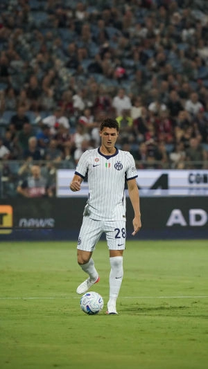 I giocatori dell’Inter Pavard e Çalhanoğlu sfilano a Vogue World con le maglie del club
