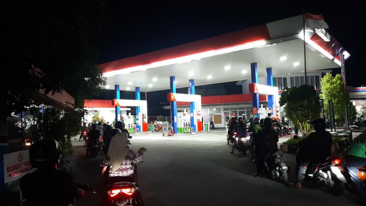 Terpantau Rabu 1 Juli 20206, salah satu SPBU di Klodran, Colomadu, masih sesak dengan pengendara yang mengantre BBM.