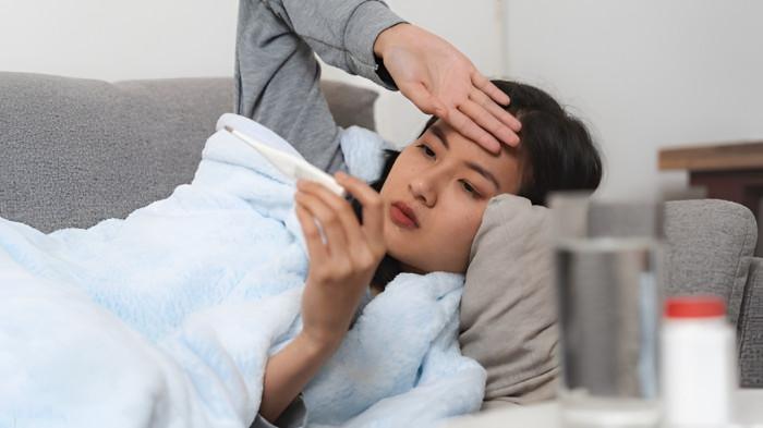 DEMAM- Ilustrasi seorang wanita yang sedang mengalami demam akibat paparan super flu. Saat ini, di Sumatera Utara tercatat ada tiga kasus super flu.