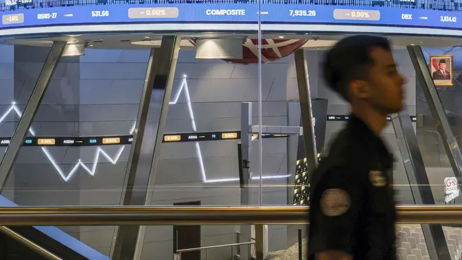 Layar monitor menunjukkan pergerakan pasar saham di lantai Bursa Efek Indonesia menjelang aktivitas perdagangan, Jakarta. (BAY ISMOYO/AFP)