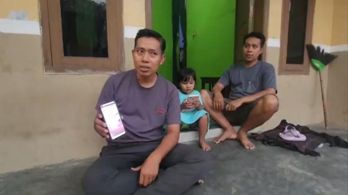 TERPISAH - Abdul Rohim (38), anak yang pisahk selama 35 tahun dengan ibunya bernama Jaeni Tirya Sakrim, PMI di Arab Saudi Asal Desa Desa Hulubanteng, Kecamatan Pabuaran, Kabupaten Cirebon, Jawa Barat.