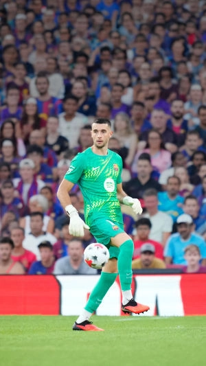 Goleiro do Barcelona, Joan Garcia, sente desconforto no joelho direito