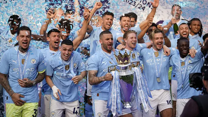 Foto: Taklukkan West Ham, Man City Raih Gelar Juara Liga Inggris 2023/2024, Jadi Klub Inggris Pertama yang Meraihnya 4 Musim Beruntun Manchester City berhasil memetik kemenangan 3-1 atas tamunya West Ham United di Etihad Stadium pada pekan terakhir Liga Inggris 2023/2024 yang digelar serentak pada Minggu (19/5/2023). Tiga gol kemenangan The Citizens dicetak lewat brace Phil Foden ditambah satu gol dari Rodri, sementara sang tamu hanya mampu mencetak satu gol lewat Mohammed Kudus. Kemenangan ini memastikan Manchester City merebut gelar juara Liga Inggris 2023/2024 dengan raihan 91 poin di klasemen akhir, unggul 2 poin dari Arsenal sebagai runner-up. Gelar ini sekaligus menjadi yang keempat berturut-turut sejak 2020/2021, sebuah torehan yang belum pernah dilakukan klub Inggris mana pun sepanjang sejarah. (AP Photo/Dave Thompson)