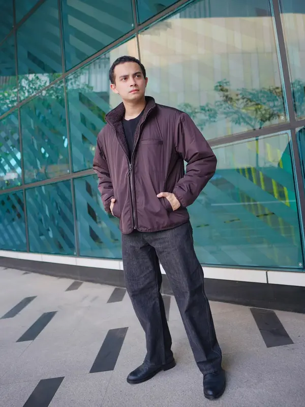 Setelah gaya yang lebih soft ala Mawar, Omara Esteghlal membawa nuansa yang lebih bold melalui warna bordeaux, navy, dan permainan siluet yang relaxed. (Foto/Dok: UNIQLO Indonesia)