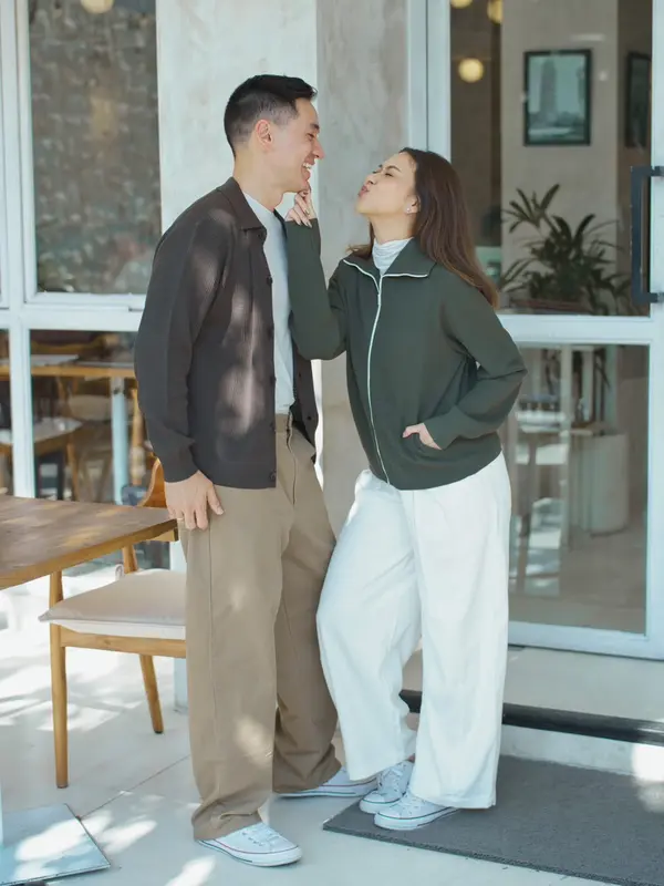 Andrew White dan Nana Mirdad membuktikan bahwa couple styling tidak harus identik untuk terlihat kompak dan effortless. (Foto/Dok: UNIQLO Indonesia)