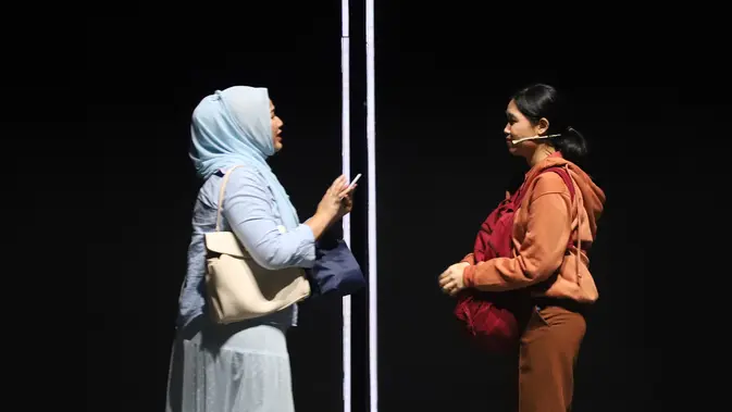 Kalya Islamadina tampil sebagai Kaluna dalam pementasan Home Sweet Loan The Musical di Graha Bhakti Budaya, TIM, Jakarta, Rabu (30/9/2026). Musikal tersebut diadaptasi dari novel karya Almira Bastari dan menampilkan perjalanan kehidupan seorang pekerja urban. (KLY/Budy Santoso)