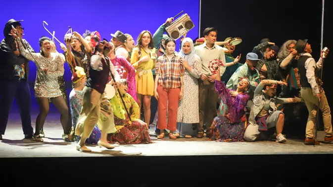 Para pemain Home Sweet Loan The Musical tampil dalam pementasan perdana di Graha Bhakti Budaya, Taman Ismail Marzuki, Jakarta, Rabu (30/9/2026). Pertunjukan tersebut menghadirkan 18 lagu dan koreografi yang menggambarkan dinamika kehidupan masyarakat urban Jakarta. (KLY/Budy Santoso)