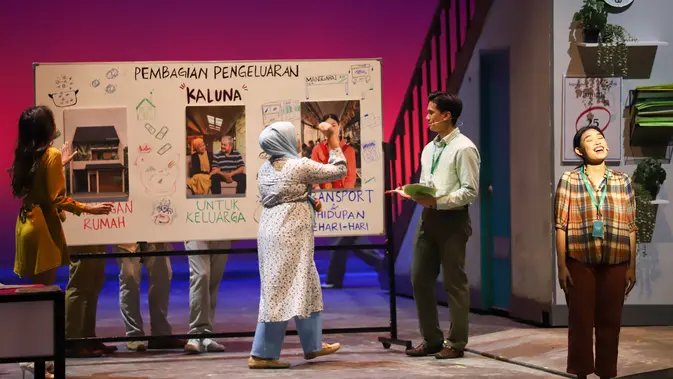 Para pemain Home Sweet Loan The Musical membawakan salah satu adegan dalam pementasan di Graha Bhakti Budaya, TIM, Jakarta, Rabu (30/9/2026). Pertunjukan musikal tersebut dijadwalkan tampil sebanyak 23 kali mulai 30 September hingga 18 Oktober 2026. (KLY/Budy Santoso)