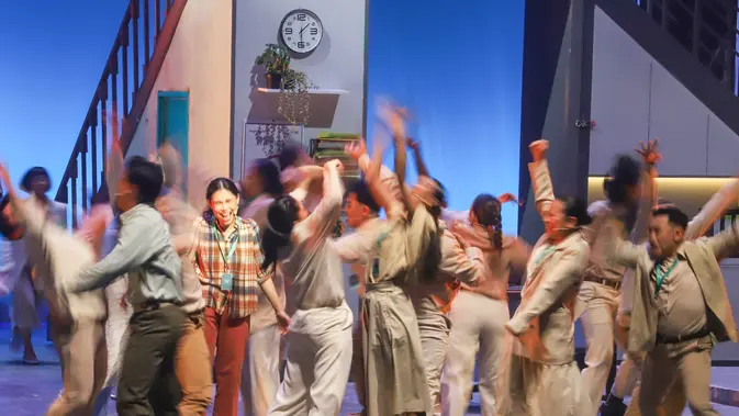 Para pemain Home Sweet Loan The Musical tampil dalam pementasan perdana di Graha Bhakti Budaya, Taman Ismail Marzuki, Jakarta, Rabu (30/9/2026). Pertunjukan tersebut menghadirkan 18 lagu dan koreografi yang menggambarkan dinamika kehidupan masyarakat urban Jakarta. (KLY/Budy Santoso)
