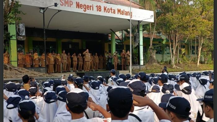 PENGGANTI - Foto Pj Sekda Kota Malang, Dandung Julhardjanto menjadi pembina upacara di SMPN 18 Kota Malang, Senin (28/9/2026). Risna Widyawati mendapat amanah baru sebagai Pelaksana Harian (Plh) Kepala SMP Negeri 18 Kota Malang.