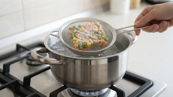 Trik Merebus Sayur Frozen agar Warna Tetap Hijau dan Kandungan Gizinya Terjaga (AI Generated)