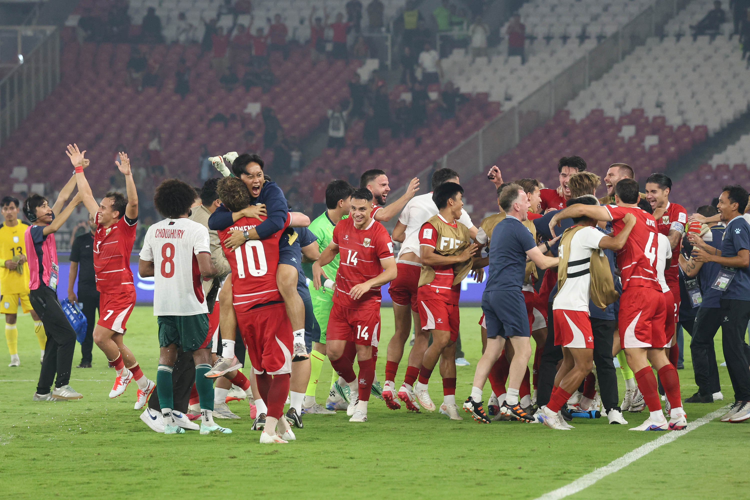 LOLOS KE FINAL - Ekspresi kegembiraan pesepak bola Timnas Indonesia usai mengalahkan Timnas Bangladesh dengan skor 9-2 pada pertandingan Grup A FIFA ASEAN Cup 2026 di Stadion Utama Gelora Bung Karno (SUGBK), Jakarta, Kamis (1/10/2026). Timnas Indonesia melaju ke babak final FIFA ASEAN Cup setelah menang agregat gol dari Malaysia. TRIBUNNEWS/HO