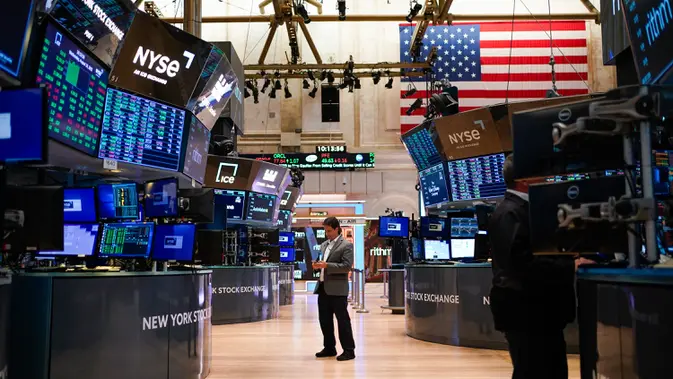 Pedagang bekerja di New York Stock Exchange, New York, 10 Agustus 2022. (AP Photo/Seth Wenig, file)
