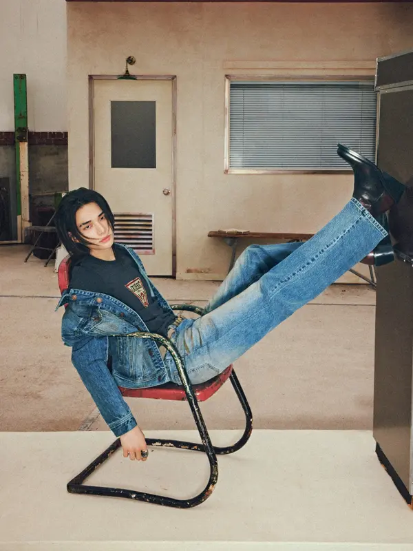 Deretan outfit Hyunjin menghadirkan denim, leather, hoodie, dan graphic tee dalam perpaduan yang membuat gaya kasual terasa lebih standout. (Foto/Dok: GUESS)