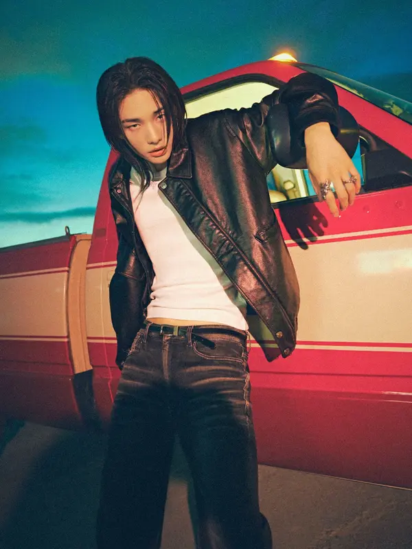Berbagai fashion staples GUESS terlihat lebih dinamis melalui cara Hyunjin memadukan material, layering, dan siluet dalam setiap look. (Foto/Dok: GUESS)