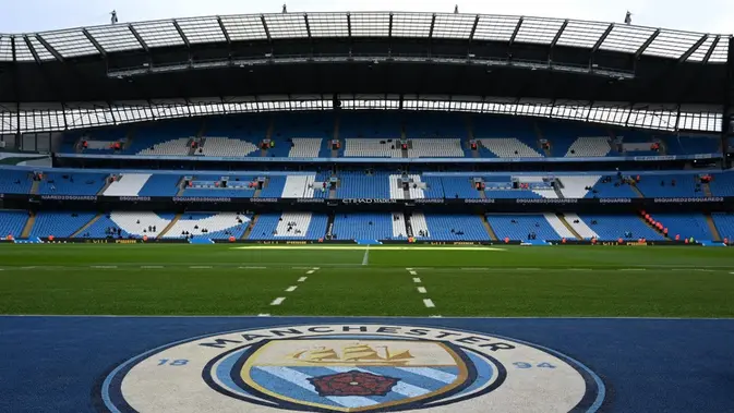 Manchester City Logo Manchester City di Stadion Etihad. (Paul ELLIS / AFP)