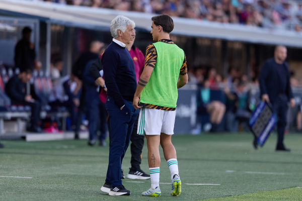 BOLOGNA, ITALY - APRIL 25: Gian Piero Gasperini, Head Coach of AS Roma talks with Paulo Dybala of AS Roma during the Serie A match between Bologna FC 1909 and AS Roma at Renato Dall'Ara Stadium on April 25, 2026 in Bologna, Italy. (Photo by Emmanuele Ciancaglini/Getty Images)