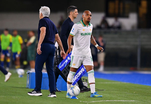 VERONA, ITALY - MAY 24: Gian Piero Gasperini, Head Coach of AS Roma, interacts with Donyell Malen after being substitued off during the Serie A match between Hellas Verona FC and AS Roma at Stadio Marcantonio Bentegodi on May 24, 2026 in Verona, Italy. (Photo by Alessandro Sabattini/Getty Images)