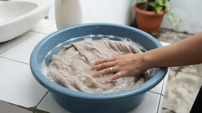 Cara Mencuci Cardigan Rajut agar Tidak Berbulu. (AI Generated)