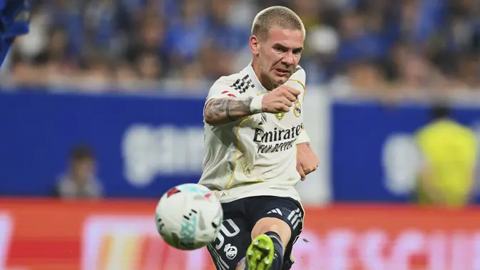 Franco Mastantuono Pemain Real Madrid, Franco Mastantuono, melepaskan tembakan ke gawang Real Oviedo saat laga La Liga Spanyol di Stadion Carlos Tartiere, Oviedo, Senin (25 Agustus 2025). (AP Photo/Miguel Oses)