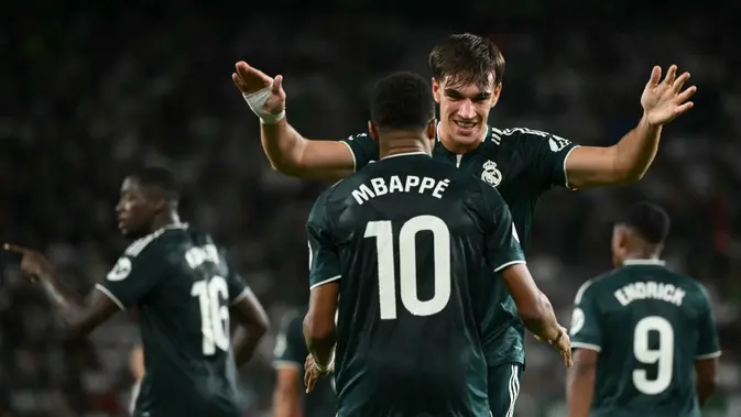 Carlos Espi Escrihuela merayakan gol ketiga Real Madrid bersama Kylian Mbappe dalam pertandingan La Liga melawan Elche di Stadion Martinez Valero, Elche, Spanyol, Rabu (16/9/2026) dini hari WIB. (Jose Jordan / AFP)