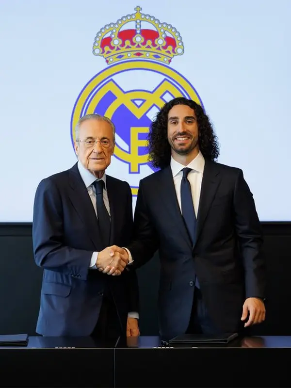 Marc Cucurella (kanan) ketika diperkenalkan sebagai pemain Real Madrid oleh Presiden El Real, Florentino Perez Marc Cucurella (kanan) ketika diperkenalkan sebagai pemain Real Madrid oleh Presiden El Real, Florentino Perez, di di ruang dewan Real Madrid City, Senin (24/8/2026) waktu setempat. (X/Real Madrid)