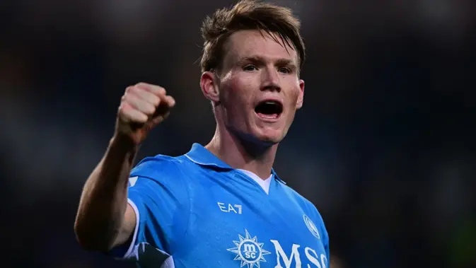 Scott McTominay Gelandang Napoli asal Skotlandia #08, Scott McTominay, merayakan kemenangannya setelah memenangkan pertandingan sepak bola Serie A Italia Torino vs Napoli di