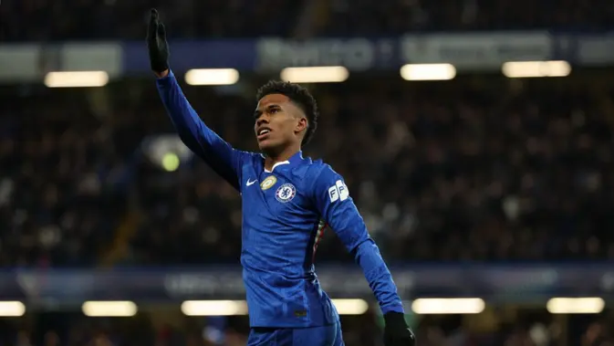 Gelandang Chelsea asal Brasil #41, Estevao, merayakan gol kedua mereka dalam pertandingan fase grup Liga Champions antara Chelsea dan Barcelona di Stamford Bridge, London, Rabu (26-11-2025). (Adrian Dennis/AFP)