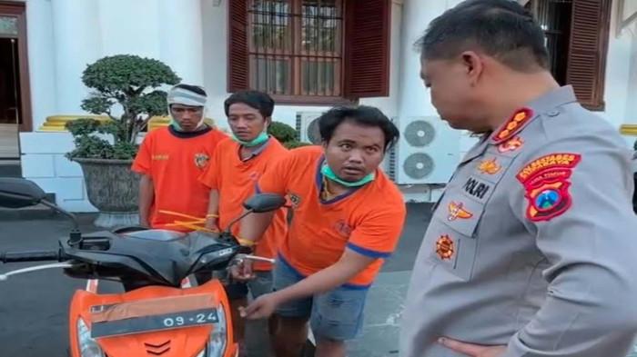 DIBEKUK - 3 orang yang tergabung dalam komplotan Curanmor spesialis rusak kunci stir, diinterogasi Kapolrestabes Surabaya, Kombespol Luthfie Sulistiawan, di Mapolrestabes Surabaya, dalam video yang diunggah di akun media sosial pribadi luthfie.daily, Jumat (2/10/2026). Penangkapan komplotan ini diwarnai drama pelarian dari atap ke atap rumah warga