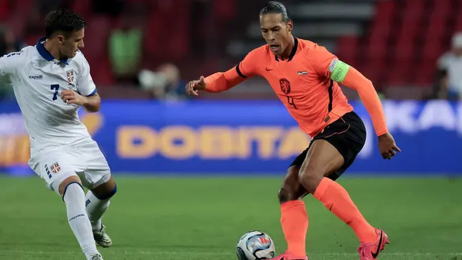 Virgil van Dijk, Timnas Belanda, UEFA Nations League Bek Timnas Belanda, Virgil van Dijk, mencoba melewati gelandang Serbia, Aleksandar Stankovic, dalam pertandingan UEFA Nations League di Rajko Mitic stadium, Minggu (27/9/2026) malam WIB. (Pedja Milosavljevic / AFP)