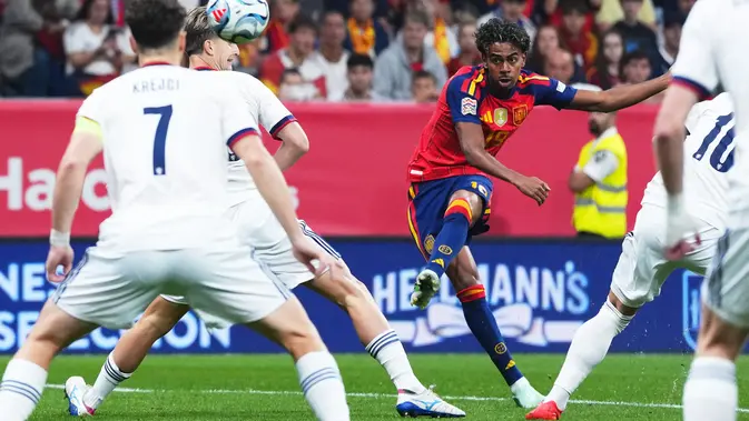 Pemain Spanyol Lamine Yamal melepaskan tembakan untuk mencetak gol pertama timnya dalam pertandingan UEFA Nations League antara Spanyol dan Republik Ceko di Oviedo, Spanyol, Minggu (4/10/2026) dini hari WIB. (AP Photo/Manu Fernandez)