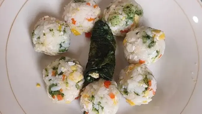 Resep bola-bola nasi sayur, cocok untuk pilihan resep MPASI anak yang susah makan. (dok. Cookpad @WidjieAst)