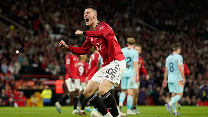 Foto: MU Selangkah Lagi Kunci Tiket Liga Champions Musim Depan setelah Tumbangkan Brentford di Liga Inggris Benjamin Sesko menambah skor menjadi 2-0 lewat skema serangan balik cepat. (AP Photo/Dave Thompson)