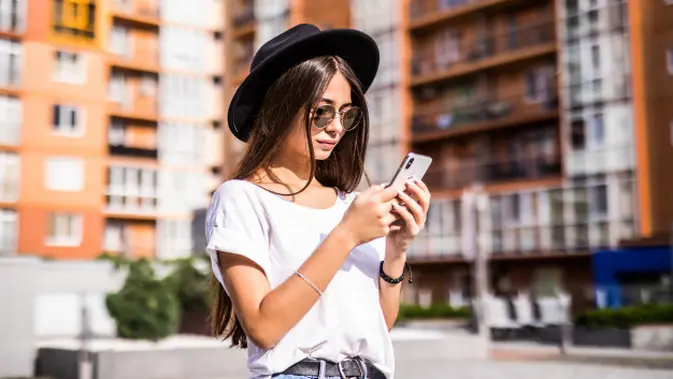 Membalasnya Lewat Pesan Pribadi Ilustrasi Penggunaan Media Sosial Credit: pexels.com/pixabay