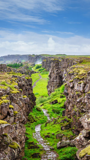 Explore Þingvellir