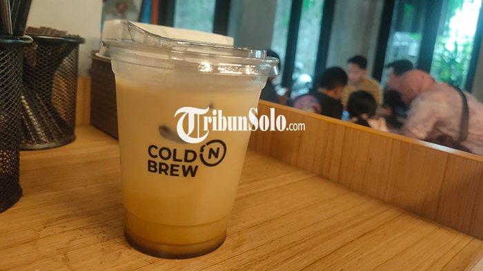 Suasana di Cold 'n Brew Jl. Dr. Wahidin. 