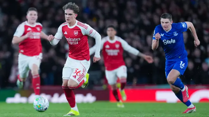 Remaja berusia 16 tahun tersebut tampil sebagai sosok penentu meski baru dimainkan pada paruh kedua pertandingan. Ia bahkan mengunci kemenangan Arsenal sekaligus menorehkan rekor baru dalam sejarah kompetisi. (AP Photo/Kin Cheung)