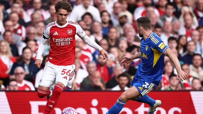 Max Dowman menjalani debut resmi bersama Arsenal di Premier League pada usia 15 tahun dan 234 hari, ketika timnya menang 5-0 atas Leeds United pada pekan kedua di Stadion Emirtes, Sabtu (23/8/2025). (AFP/HENRY NICHOLLS)